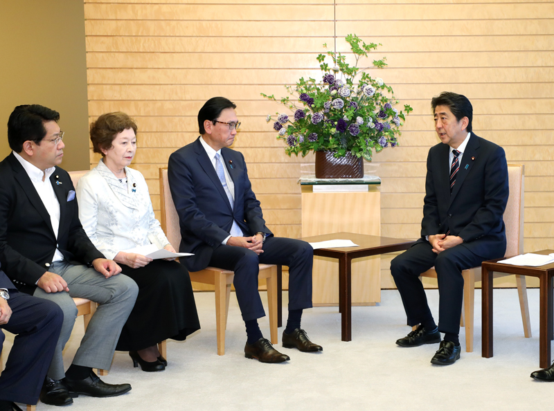 安倍总理在总理大臣官邸接收了为早日救出被北朝鲜绑架的日本人行动的议员联盟的建议。