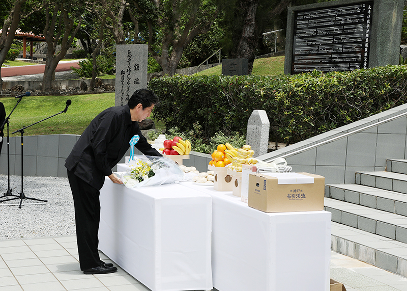 2018年6月23日，安倍总理出席了在冲绳县举行的2018年冲绳全体战殁者追悼仪式。