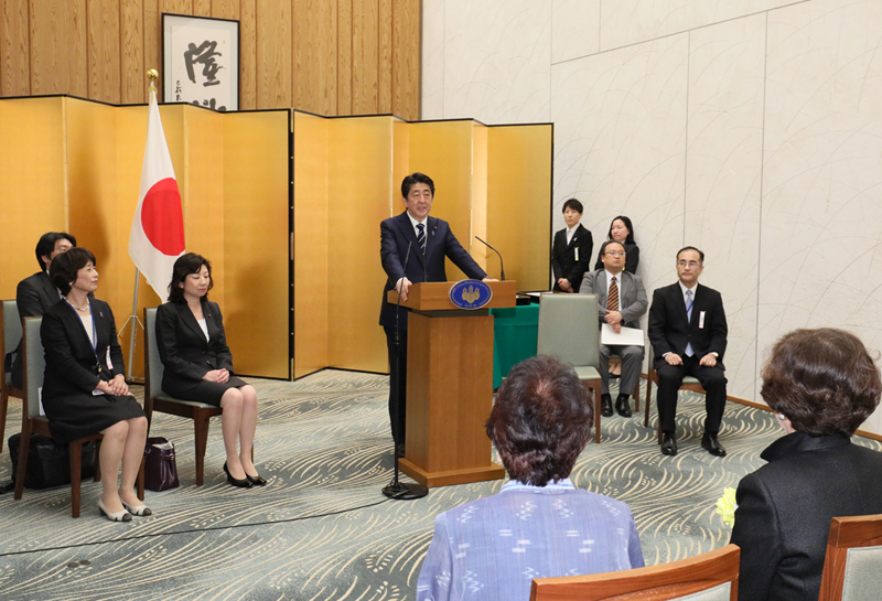 安倍总理出席了在总理大臣官邸举行的建设男女共同参与社会相关表彰仪式及男女共同参与会议相关恳谈会。