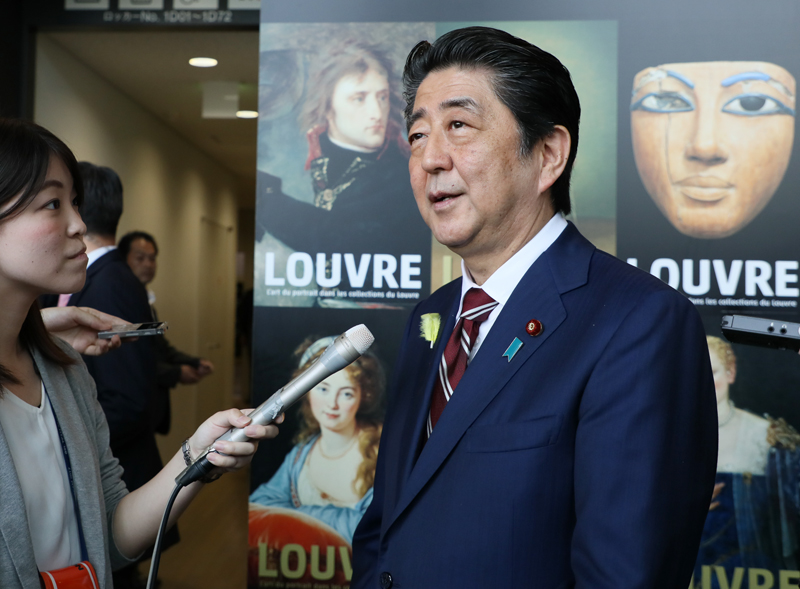 安倍总理参观了卢浮宫美术馆展。