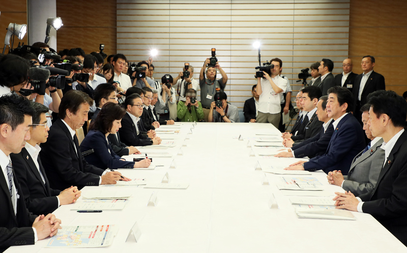 安倍总理在总理大臣官邸召开了2018年7月暴雨严重灾害对策本部会议（第2次）。