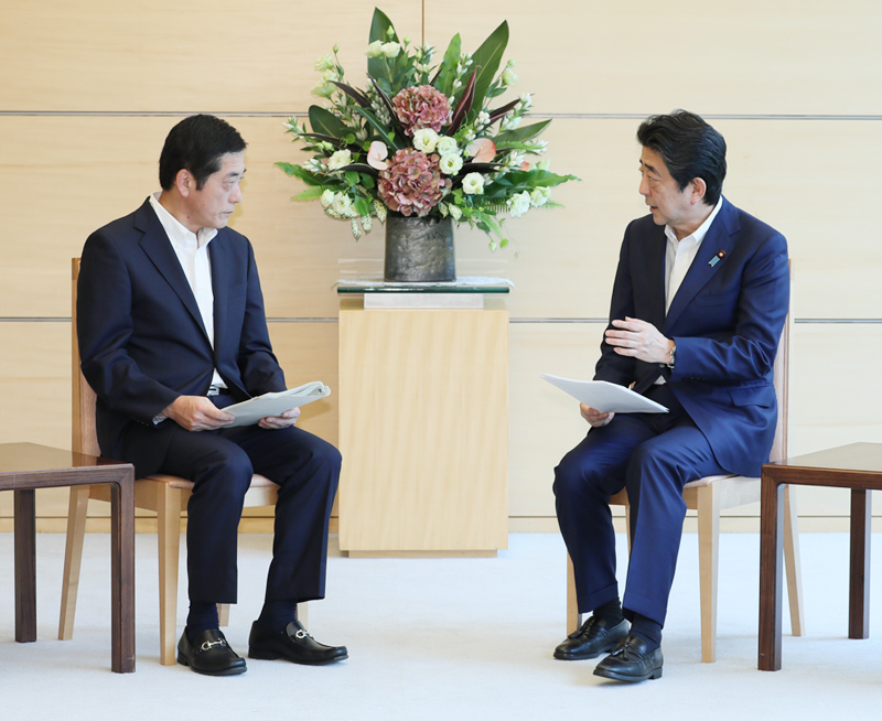 安倍总理在总理大臣官邸会见了爱媛县知事中村时广。