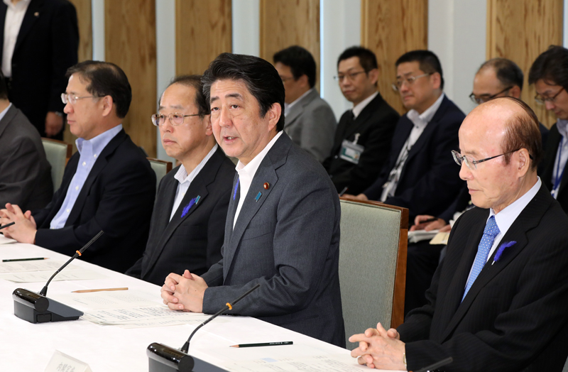 安倍总理在总理大臣官邸出席了2018年7月暴雨灾民生活支援小组会议。