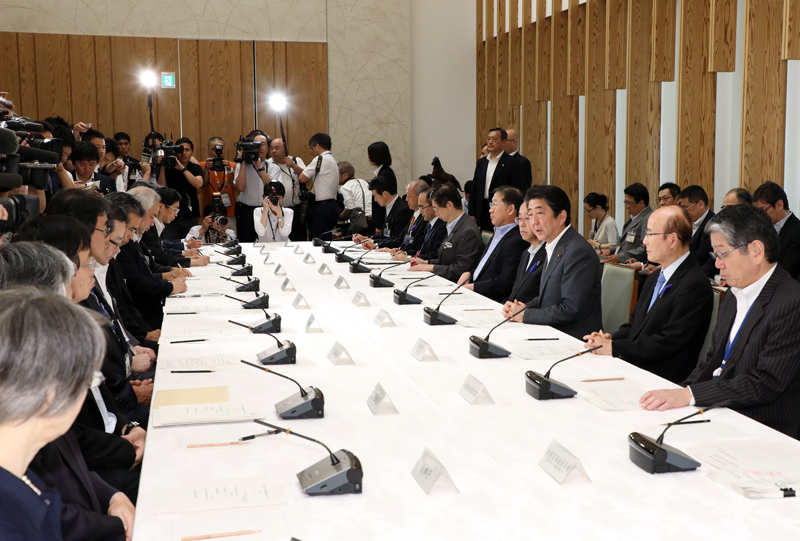 安倍总理在总理大臣官邸出席了2018年7月暴雨灾民生活支援小组会议。