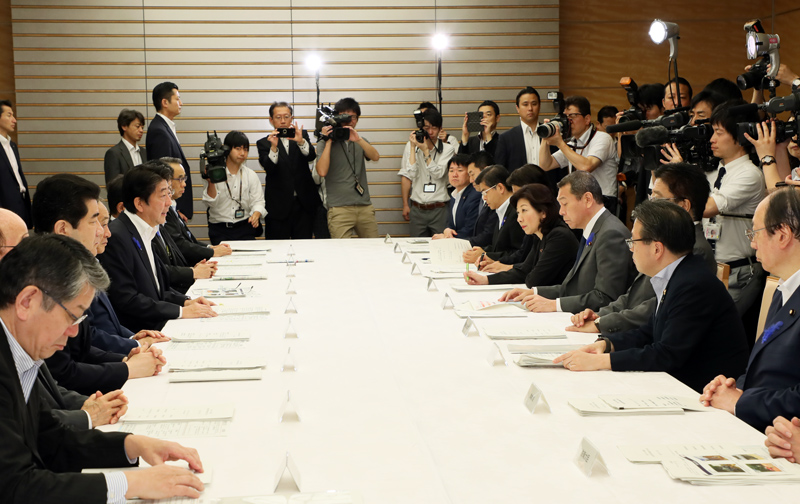 安倍总理在总理大臣官邸召开了2018年7月暴雨严重灾害对策本部会议（第4次）。