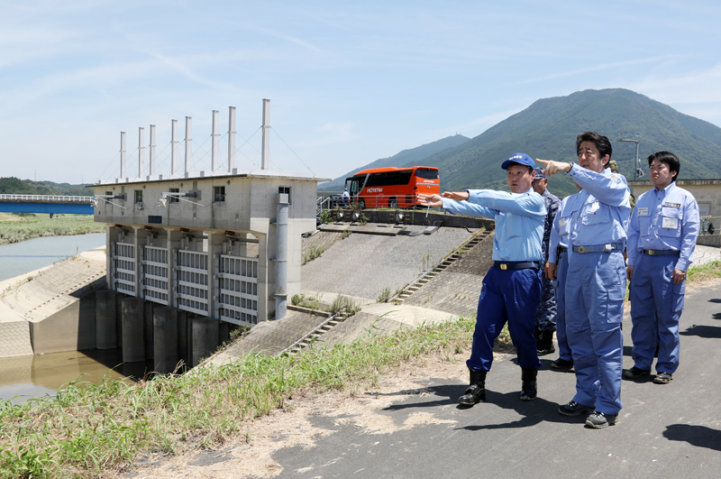 安倍总理为了视察2018年7月暴雨造成的灾害状况访问了爱媛县。