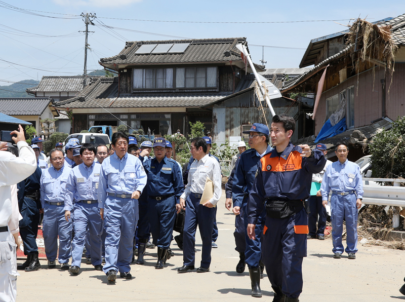 安倍总理为了视察2018年7月暴雨造成的灾害状况访问了爱媛县。