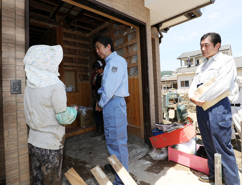 安倍总理为了视察2018年7月暴雨造成的灾害状况访问了爱媛县。