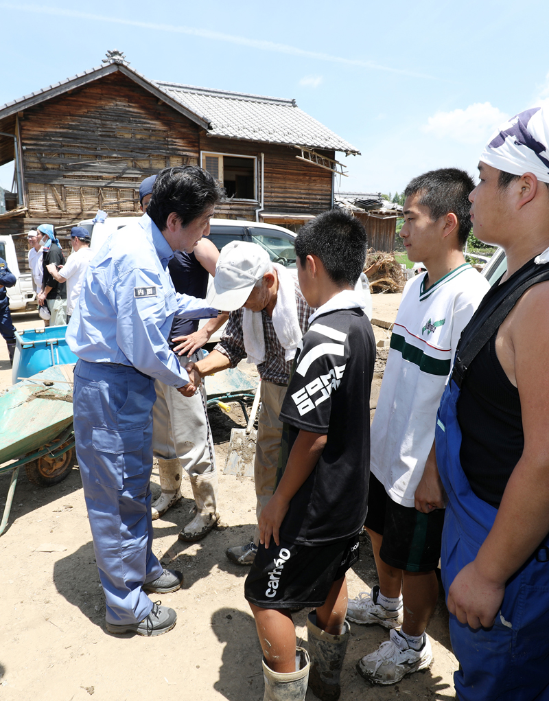 安倍总理为了视察2018年7月暴雨造成的灾害状况访问了爱媛县。