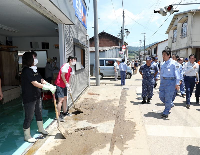 安倍总理为了视察2018年7月暴雨造成的灾害状况访问了爱媛县。