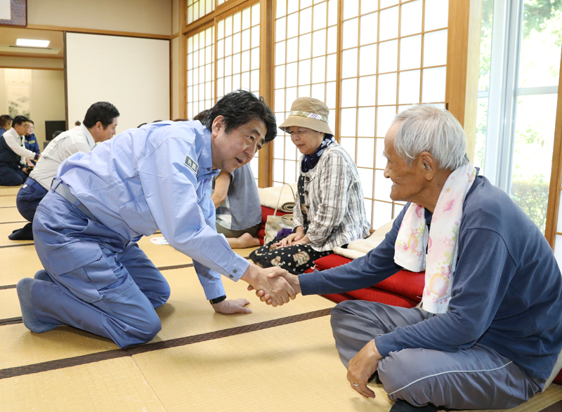 安倍总理为了视察2018年7月暴雨造成的灾害状况访问了爱媛县。