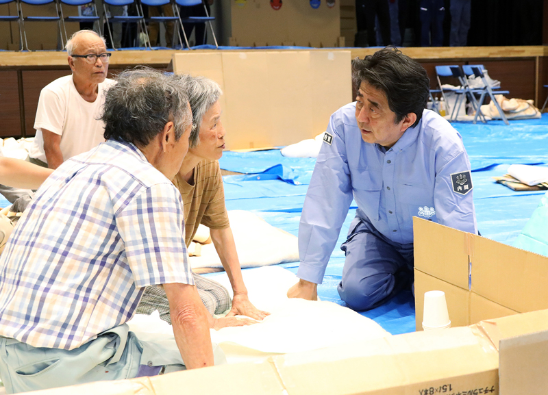 安倍总理为了视察2018年7月暴雨造成的灾害状况访问了爱媛县。