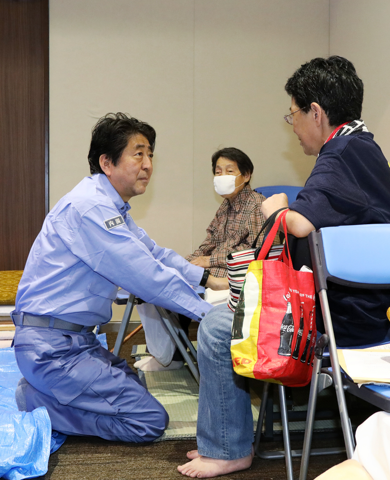 安倍总理为了视察2018年7月暴雨造成的灾害状况访问了爱媛县。