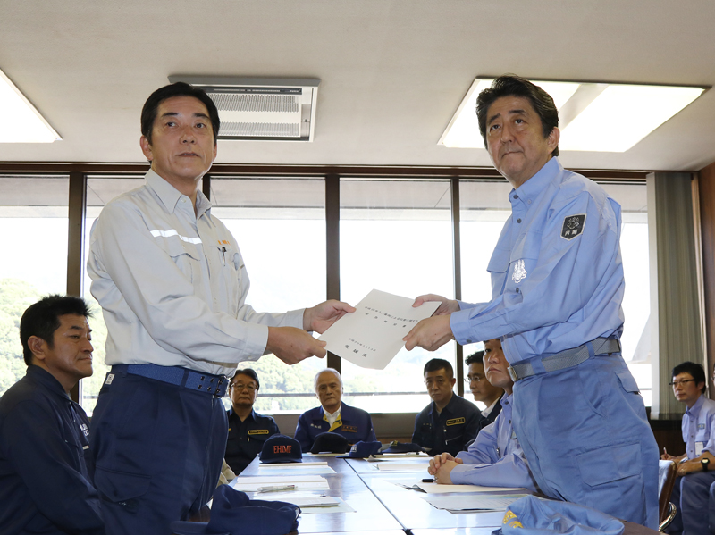 安倍总理为了视察2018年7月暴雨造成的灾害状况访问了爱媛县。