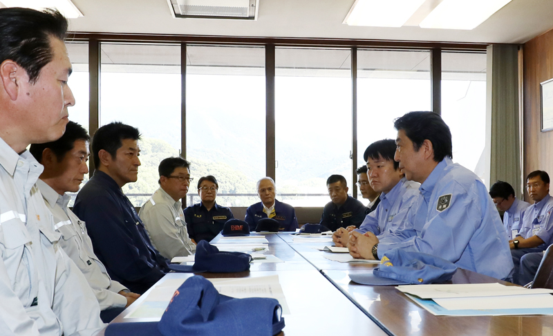 安倍总理为了视察2018年7月暴雨造成的灾害状况访问了爱媛县。