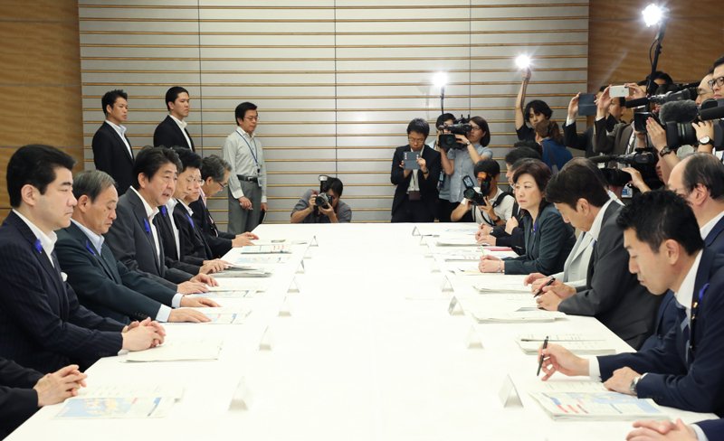 安倍总理在总理大臣官邸召开了2018年7月暴雨严重灾害对策本部会议（第6次）。