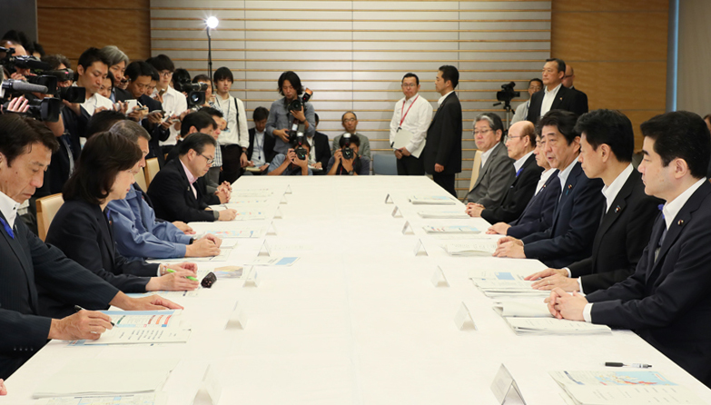 安倍总理在总理大臣官邸召开了2018年7月暴雨严重灾害对策本部会议（第7次）。