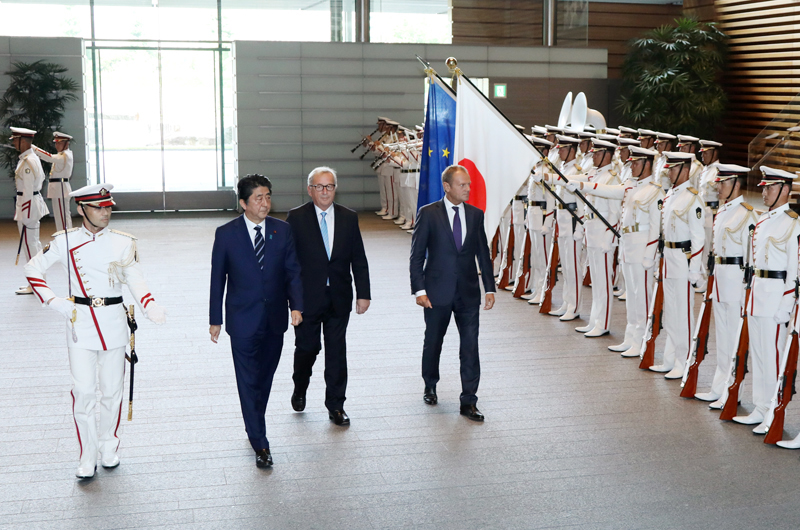 安倍总理在总理大臣官邸与欧洲理事会主席唐纳德·图斯克以及欧盟委员会主席让－克洛德·容克举行了第25次定期首脑磋商等。