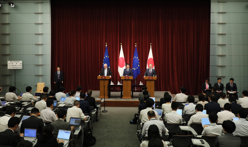 安倍总理在总理大臣官邸与欧洲理事会主席唐纳德·图斯克以及欧盟委员会主席让－克洛德·容克举行了第25次定期首脑磋商等。