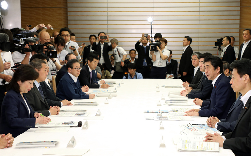 安倍总理在总理大臣官邸召开了2018年7月暴雨严重灾害对策本部会议（第9次）。