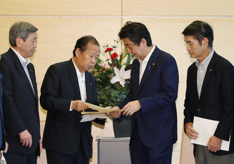 安倍总理在总理大臣官邸会见了自由民主党灾害对策本部的国会议员。