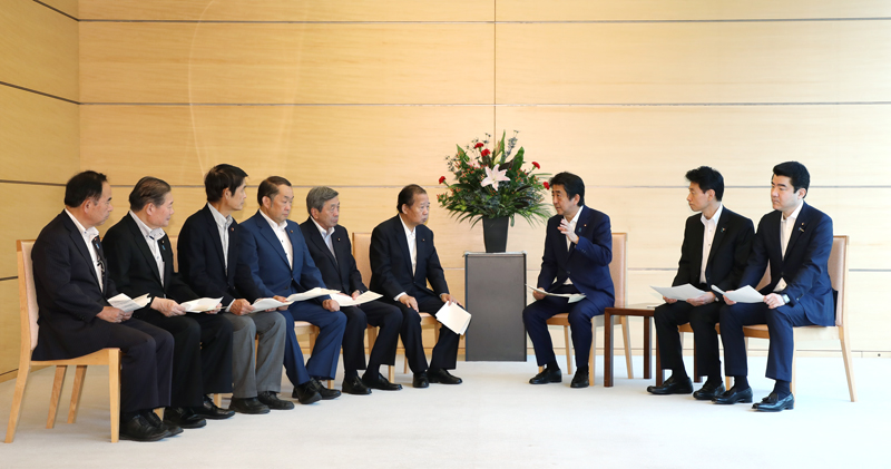 安倍总理在总理大臣官邸会见了自由民主党灾害对策本部的国会议员。