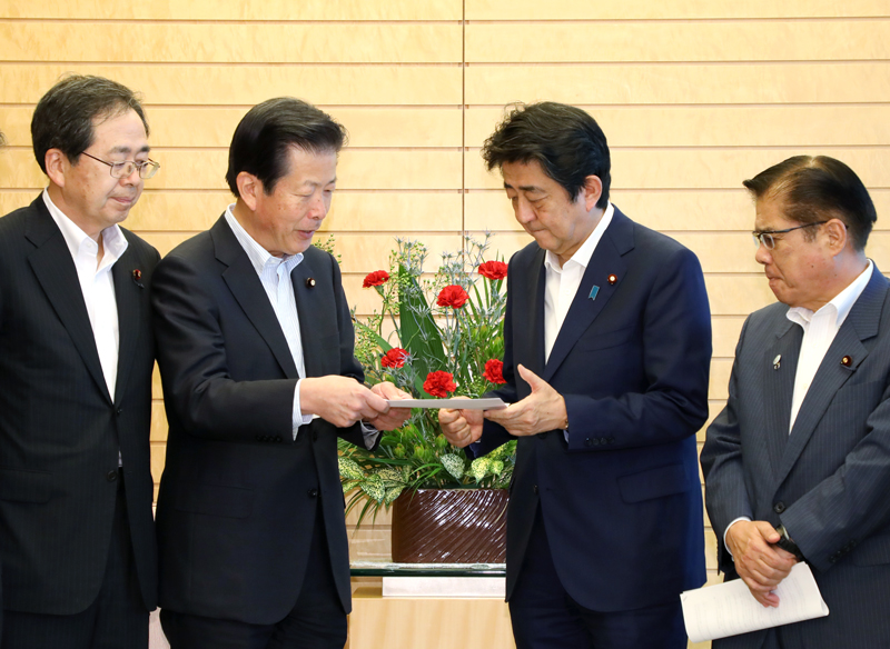 安倍总理在总理大臣官邸会见了公明党灾害对策本部的国会议员。