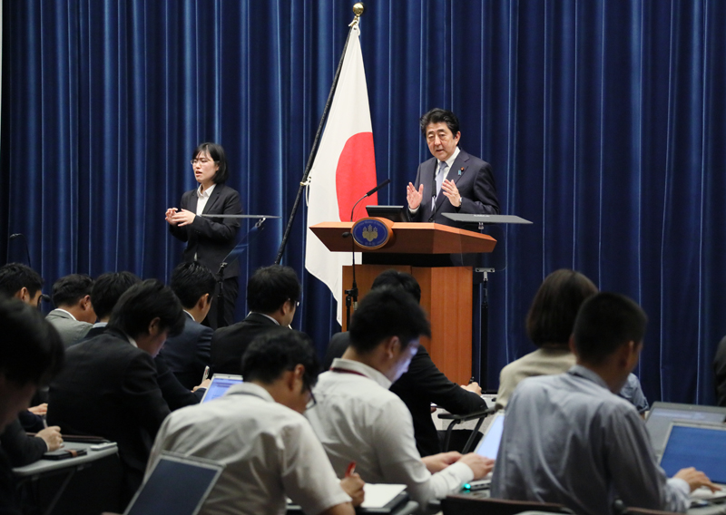 安倍总理在总理大臣官邸举行了记者招待会。