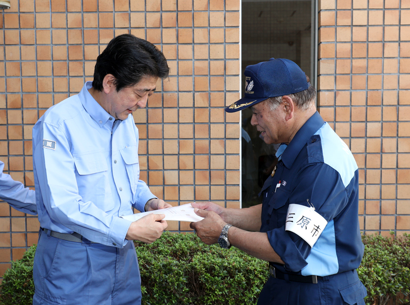 安倍总理为了视察2018年7月暴雨造成的灾害状况访问了广岛县。