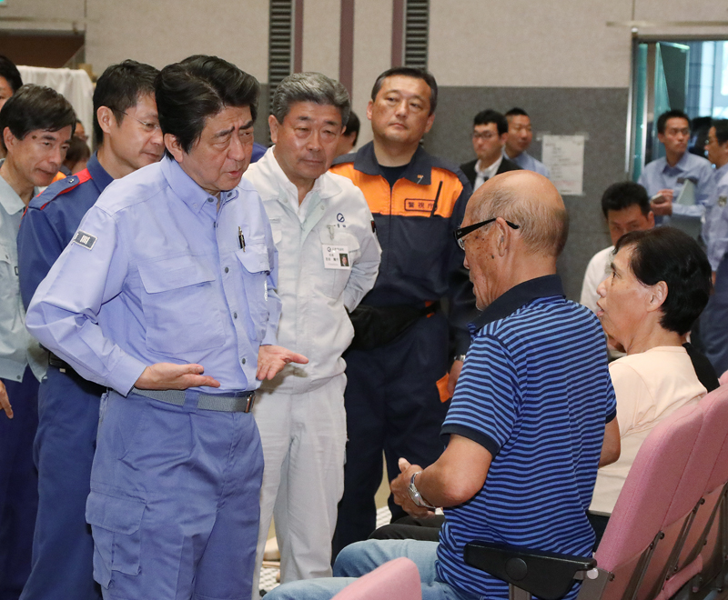 安倍总理为了视察2018年7月暴雨造成的灾害状况访问了广岛县。