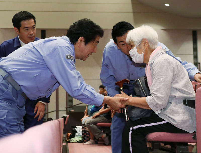 安倍总理为了视察2018年7月暴雨造成的灾害状况访问了广岛县。