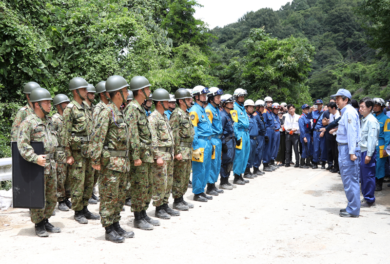 安倍总理为了视察2018年7月暴雨造成的灾害状况访问了广岛县。