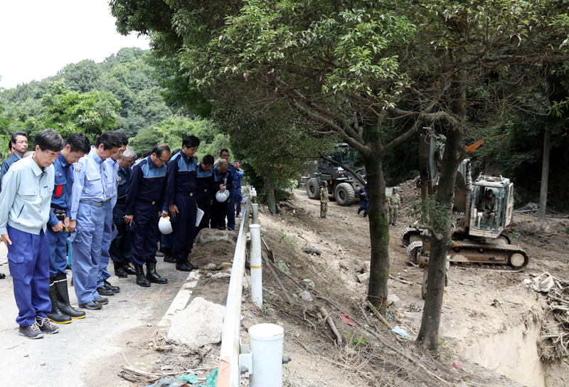 安倍总理为了视察2018年7月暴雨造成的灾害状况访问了广岛县。