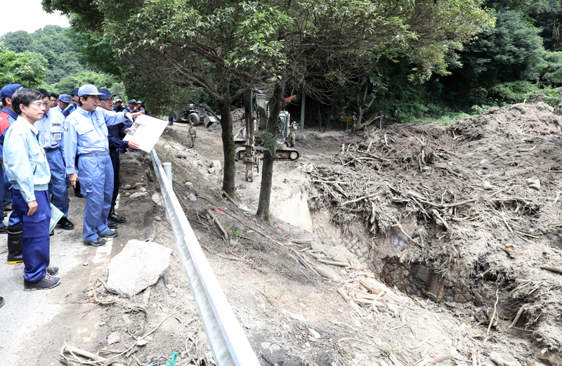 安倍总理为了视察2018年7月暴雨造成的灾害状况访问了广岛县。