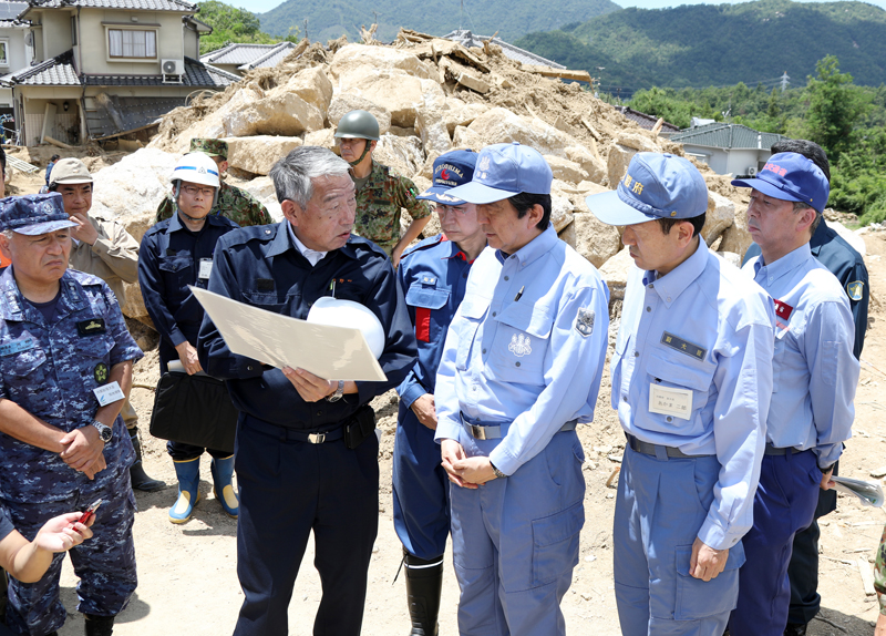 安倍总理为了视察2018年7月暴雨造成的灾害状况访问了广岛县。