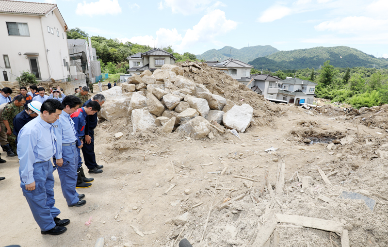 安倍总理为了视察2018年7月暴雨造成的灾害状况访问了广岛县。