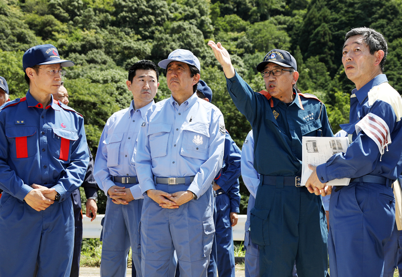 安倍总理为了视察2018年7月暴雨造成的灾害状况访问了广岛县。