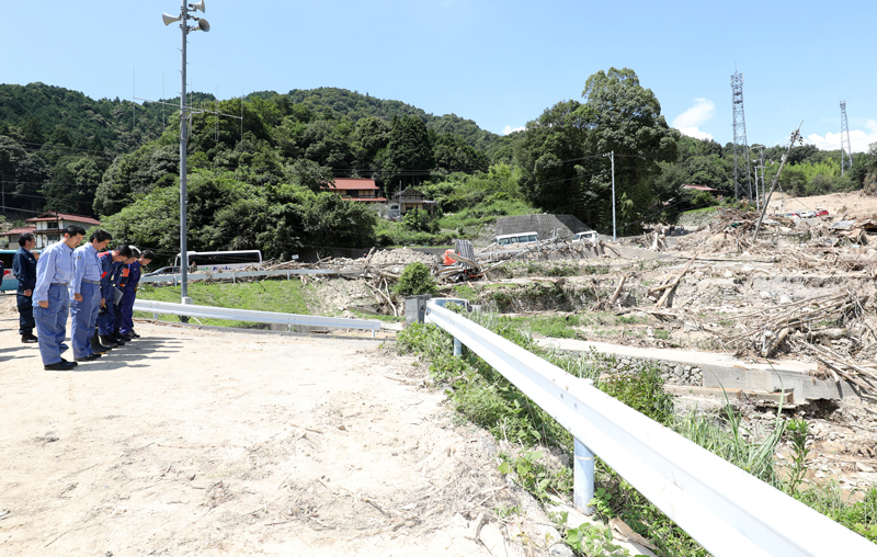 安倍总理为了视察2018年7月暴雨造成的灾害状况访问了广岛县。