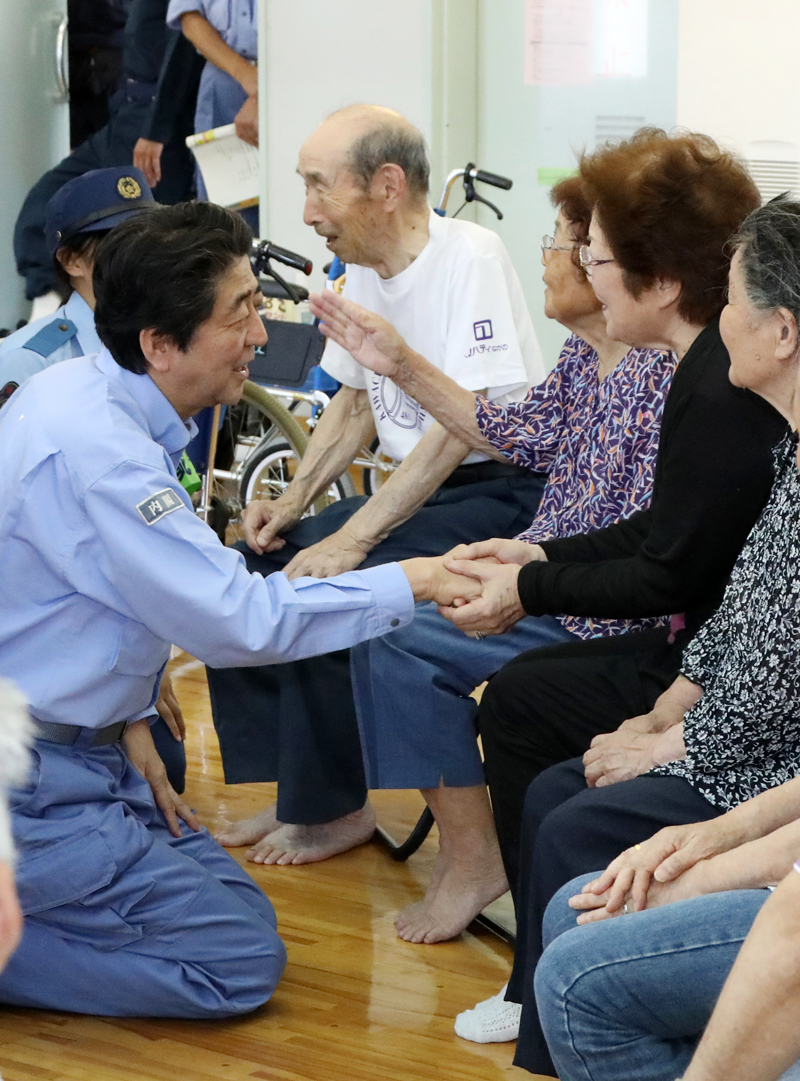 安倍总理为了视察2018年7月暴雨造成的灾害状况访问了广岛县。