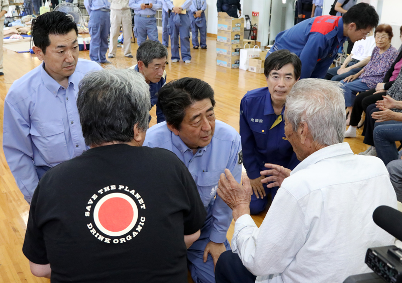 安倍总理为了视察2018年7月暴雨造成的灾害状况访问了广岛县。