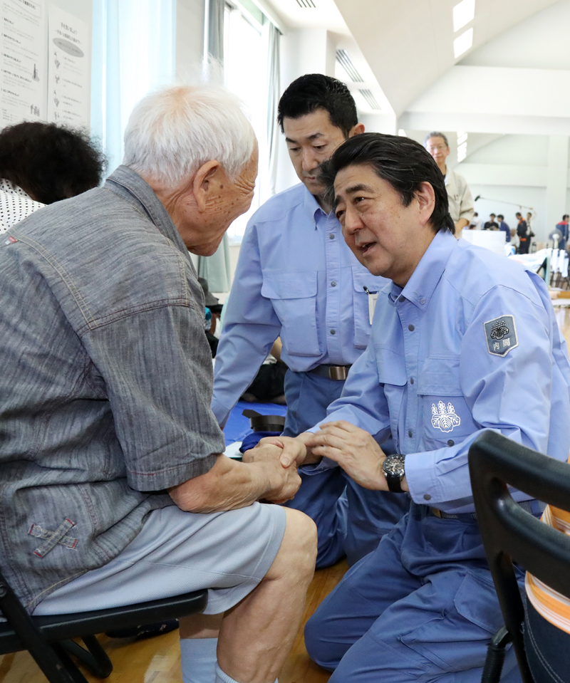 安倍总理为了视察2018年7月暴雨造成的灾害状况访问了广岛县。