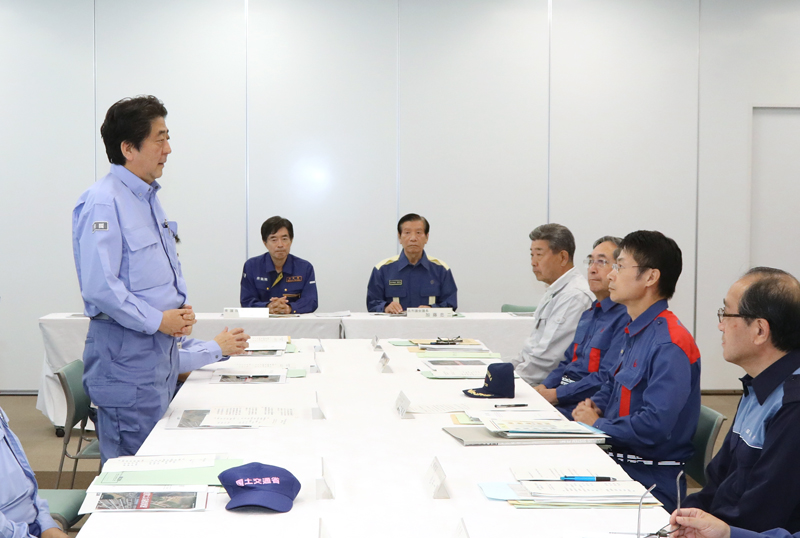 安倍总理为了视察2018年7月暴雨造成的灾害状况访问了广岛县。