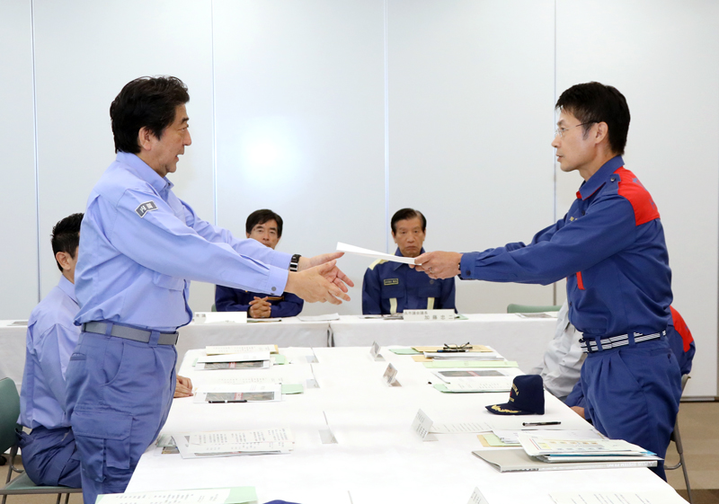 安倍总理为了视察2018年7月暴雨造成的灾害状况访问了广岛县。