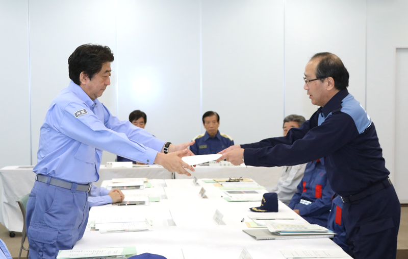 安倍总理为了视察2018年7月暴雨造成的灾害状况访问了广岛县。