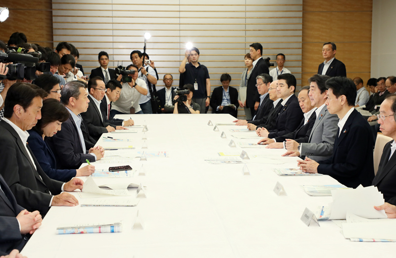 安倍总理在总理大臣官邸召开了2018年7月暴雨严重灾害对策本部会议（第11次）。