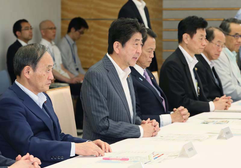 安倍总理在总理大臣官邸召开了2018年7月暴雨严重灾害对策本部会议（第13次）。