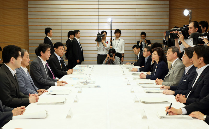 安倍总理在总理大臣官邸召开了2018年7月暴雨严重灾害对策本部会议（第10次）。