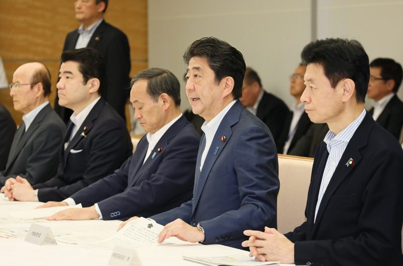 安倍总理在总理大臣官邸召开了2018年7月暴雨严重灾害对策本部会议（第14次）。