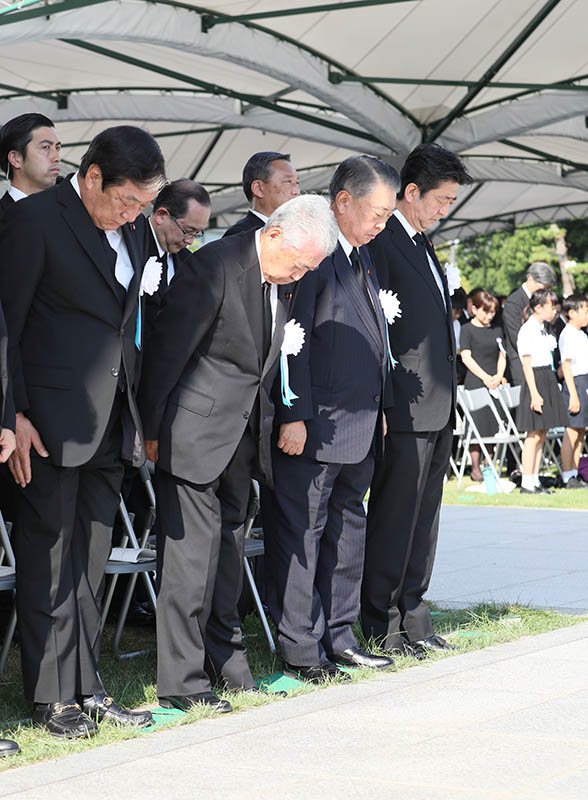 安倍总理出席了在广岛市和平纪念公园举行的广岛市原子弹爆炸遇难者悼念暨和平祈愿仪式。