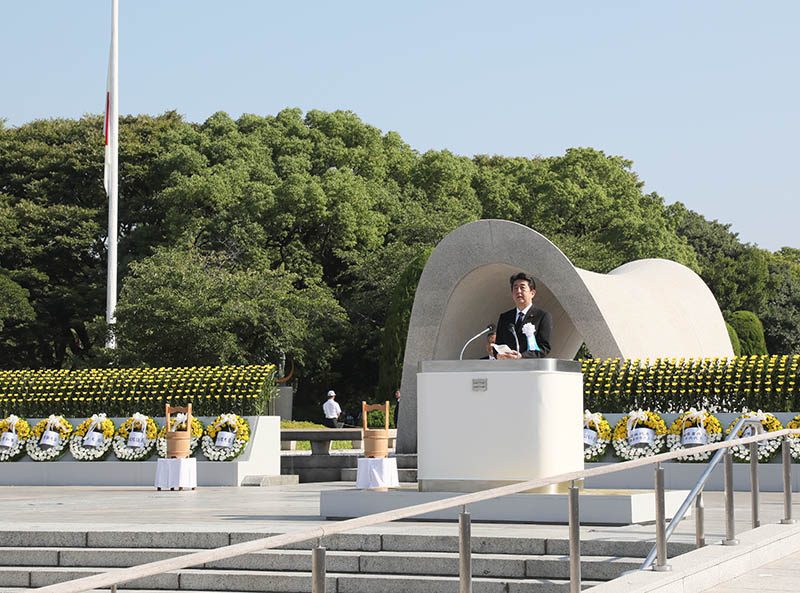 安倍总理出席了在广岛市和平纪念公园举行的广岛市原子弹爆炸遇难者悼念暨和平祈愿仪式。